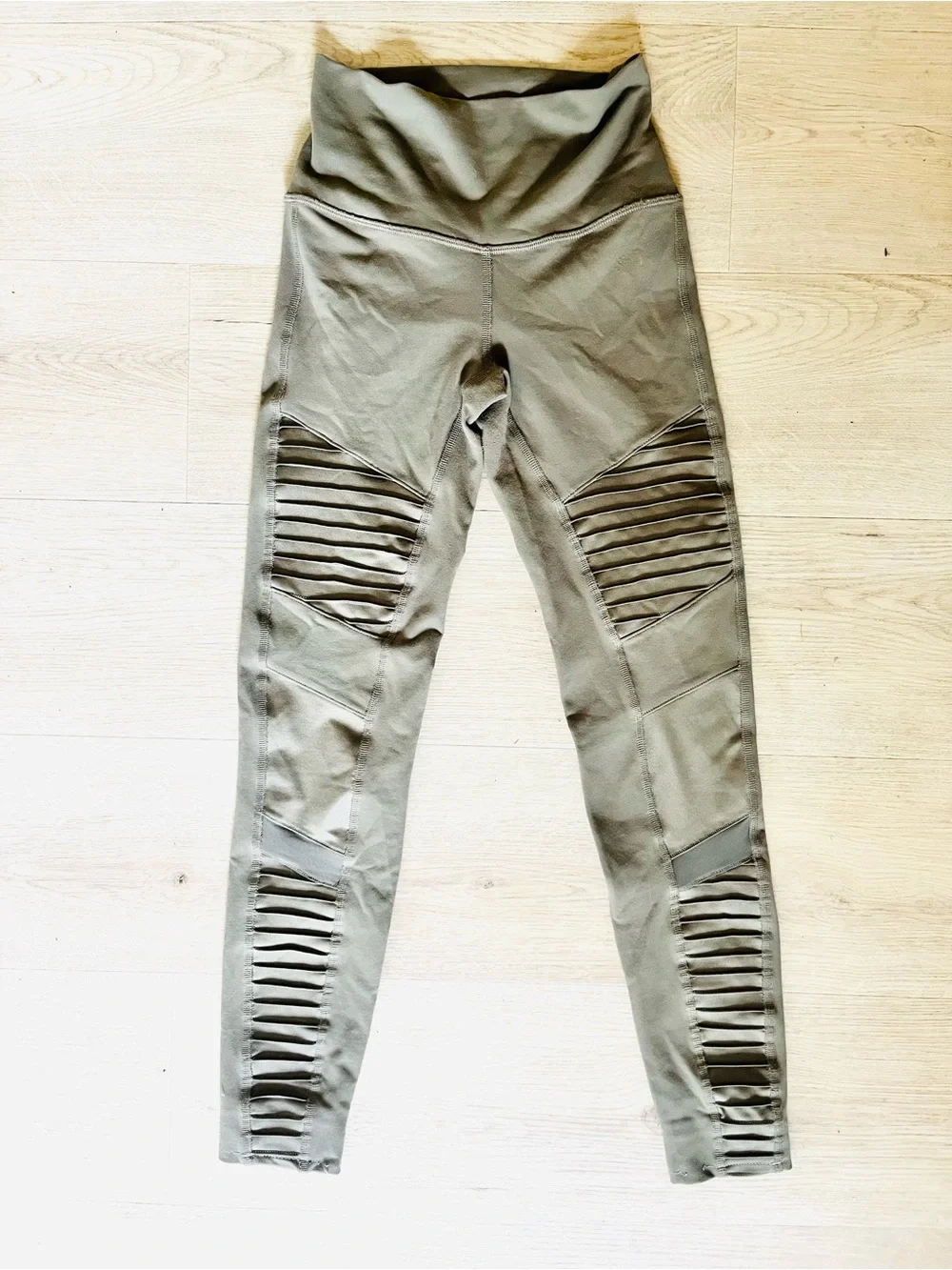 Alo Yoga High-Waist Moto Legging in Olive Green, Sz XXS